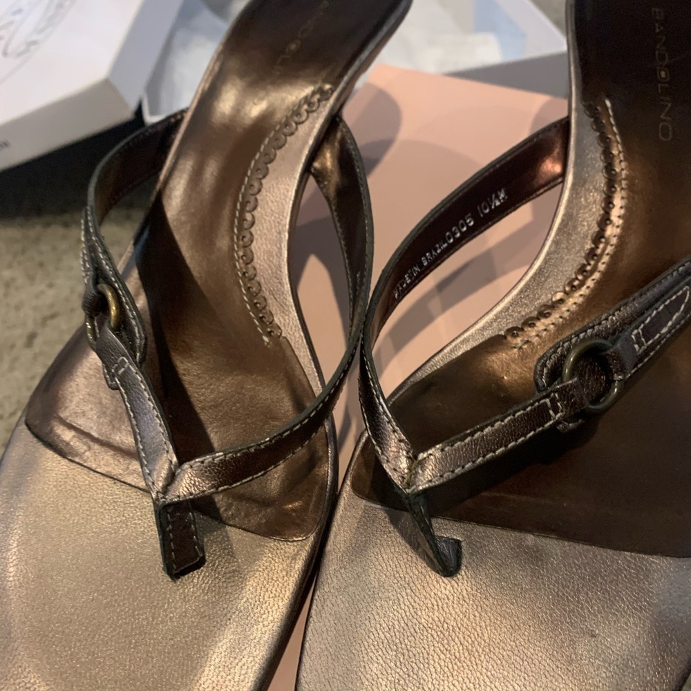 Bandolino kitten heel flipflop strap dressy sandal